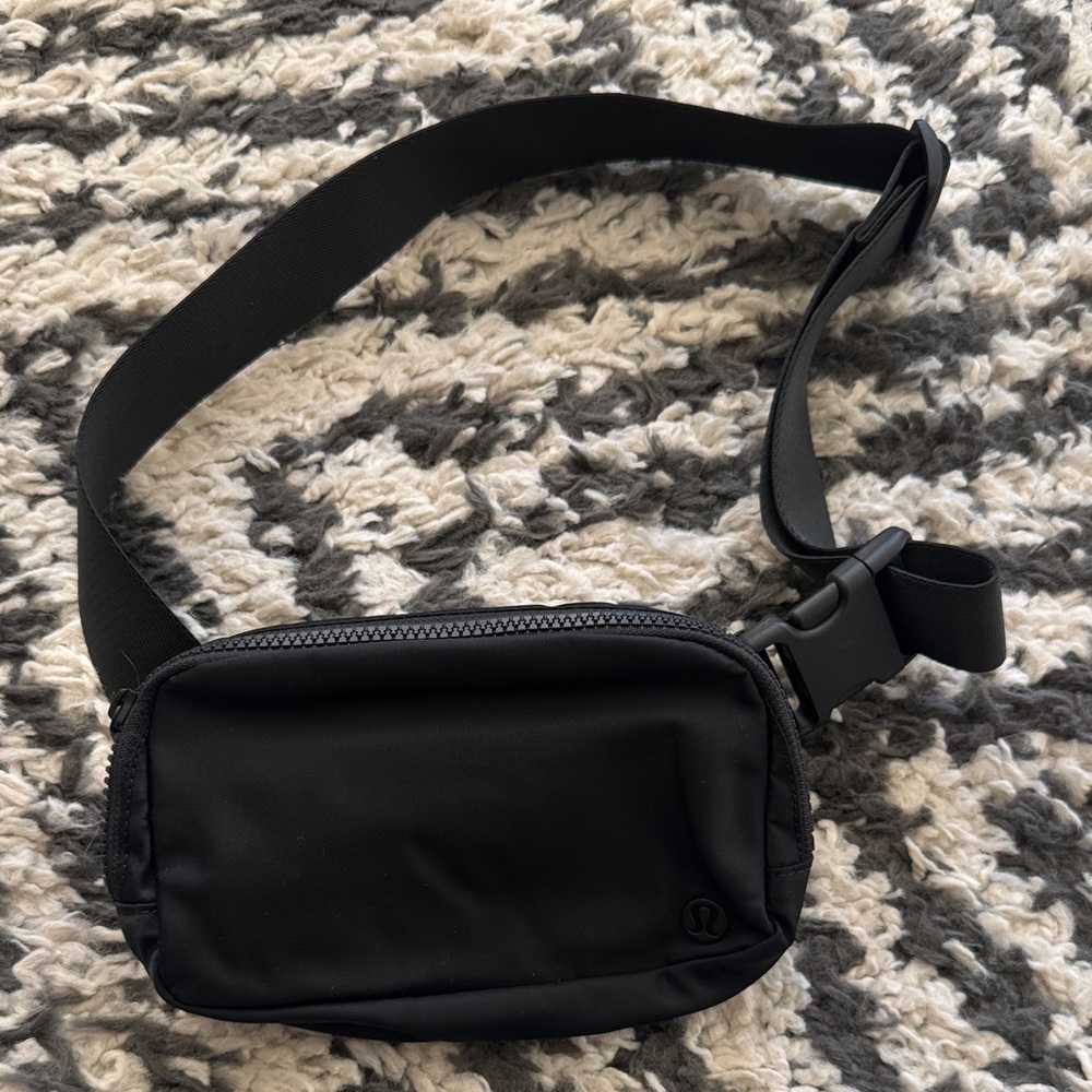 Lululemon Everywhere Belt Bag